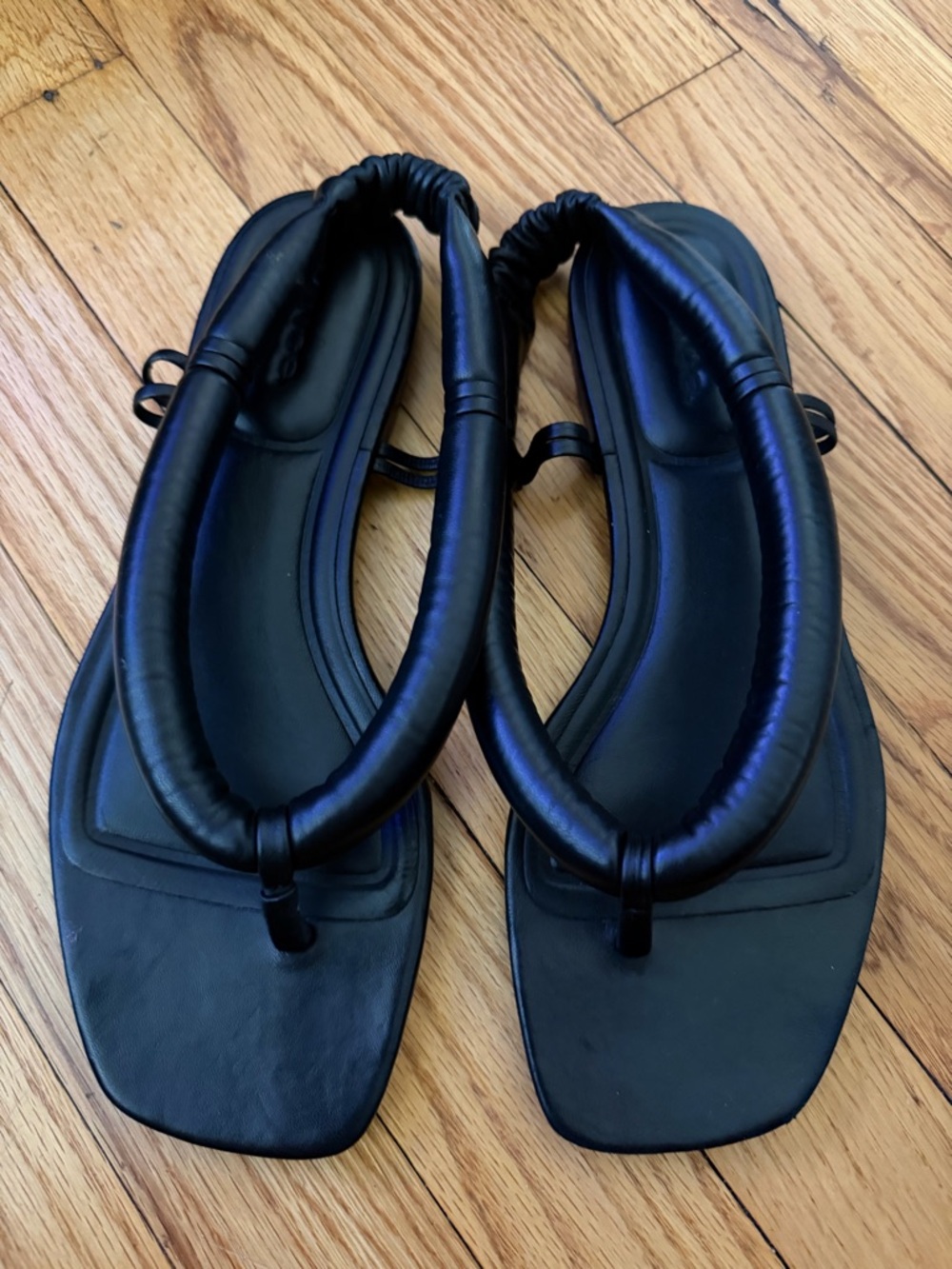 Vince Denton Black Leather Bubble Thong Flat Square Padded Loop Strap Sandal 8.5